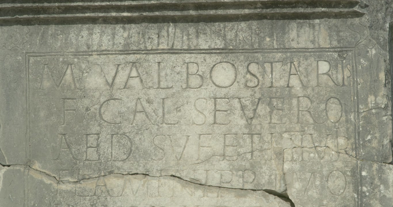 Primo piano dell'iscrizione di Marco Valerio Severo a Volubilis, un'importante testimonianza latina dei privilegi ottenuti per la città sotto l'imperatore Claudio nel sito UNESCO del Marocco.