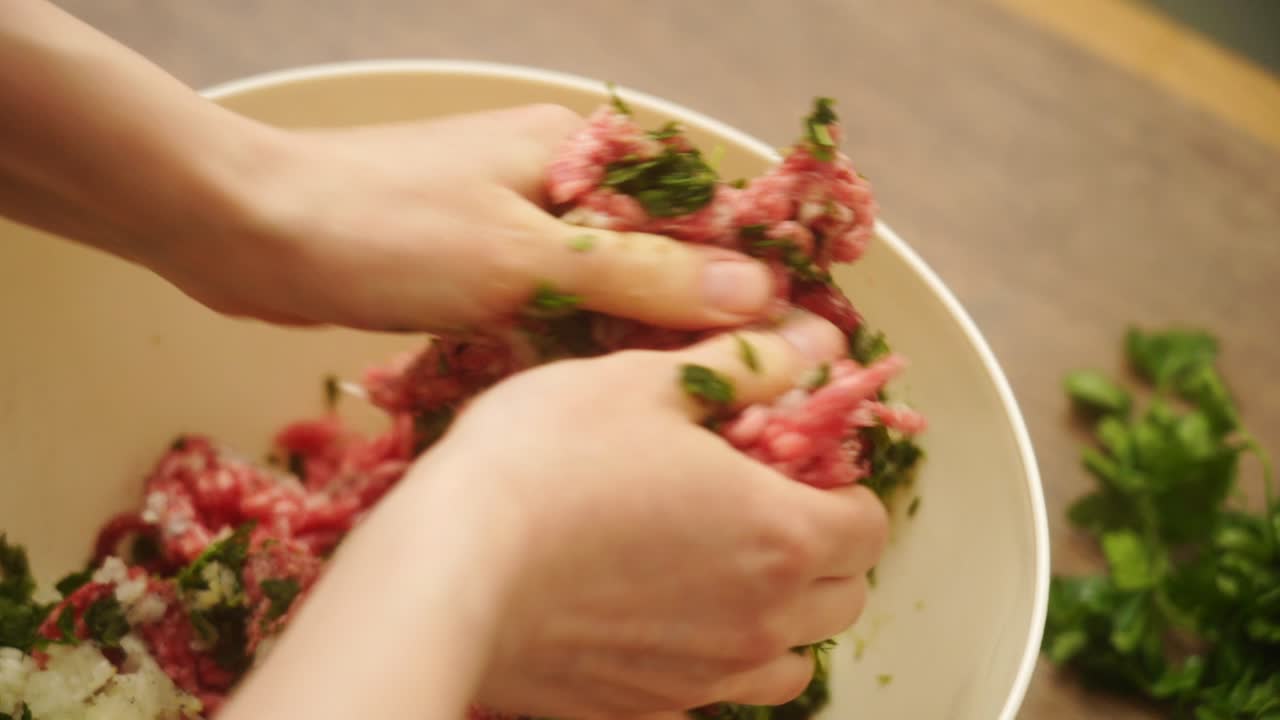 persona del cultivo mezclando carne molida con hierbas y ajo