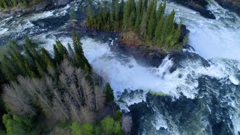 La-Cascada-Ristafallet-En-La-Parte-Occidental-De-Jamtland-Está-Catalogada-Como-Una-De-Las-Cascadas-Más-Hermosas-De-Suecia.