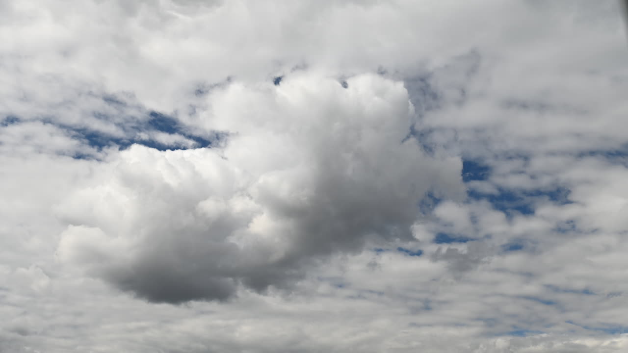 hermosas nubes cumulus blancas hinchadas y tenues