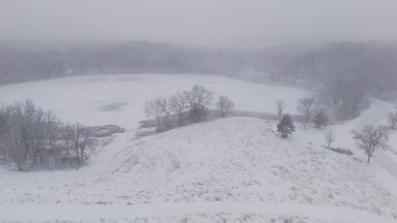 Tempesta di neve invernale e forte bufera sul paesaggio naturale panoramico