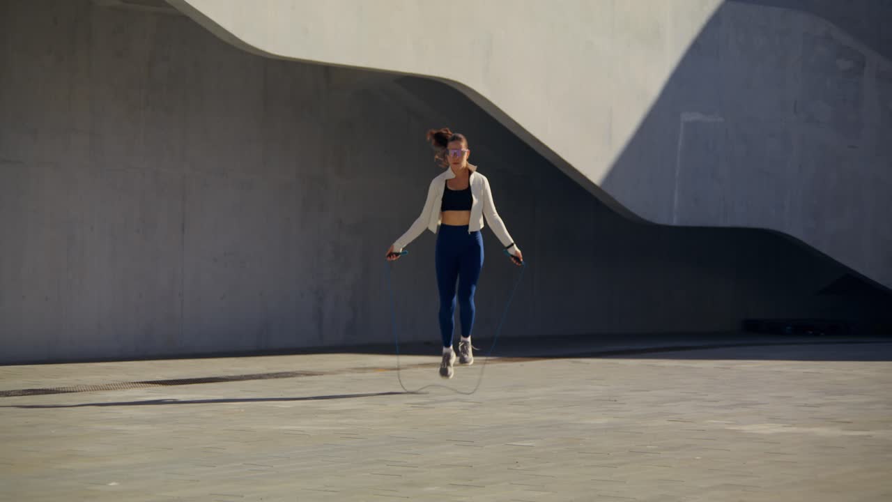 mujer saltando la cuerda al aire libre