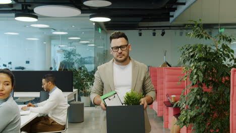 empleado que abandona la oficina