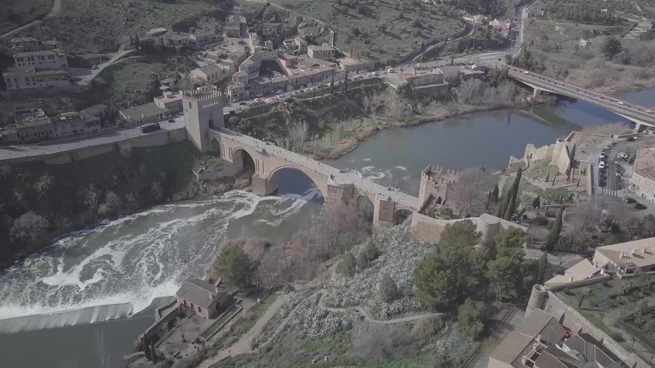 toma de drone del puente de san martín en toledo