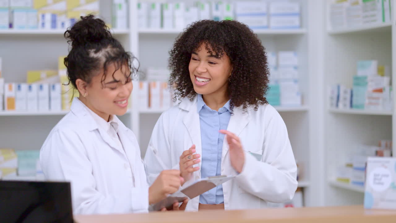 두 명의 여성 약사 들 은 체크리스트 를 사용 한다