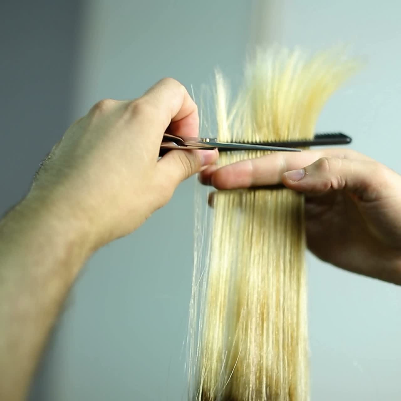 Tintura e taglio dei capelli in corso
