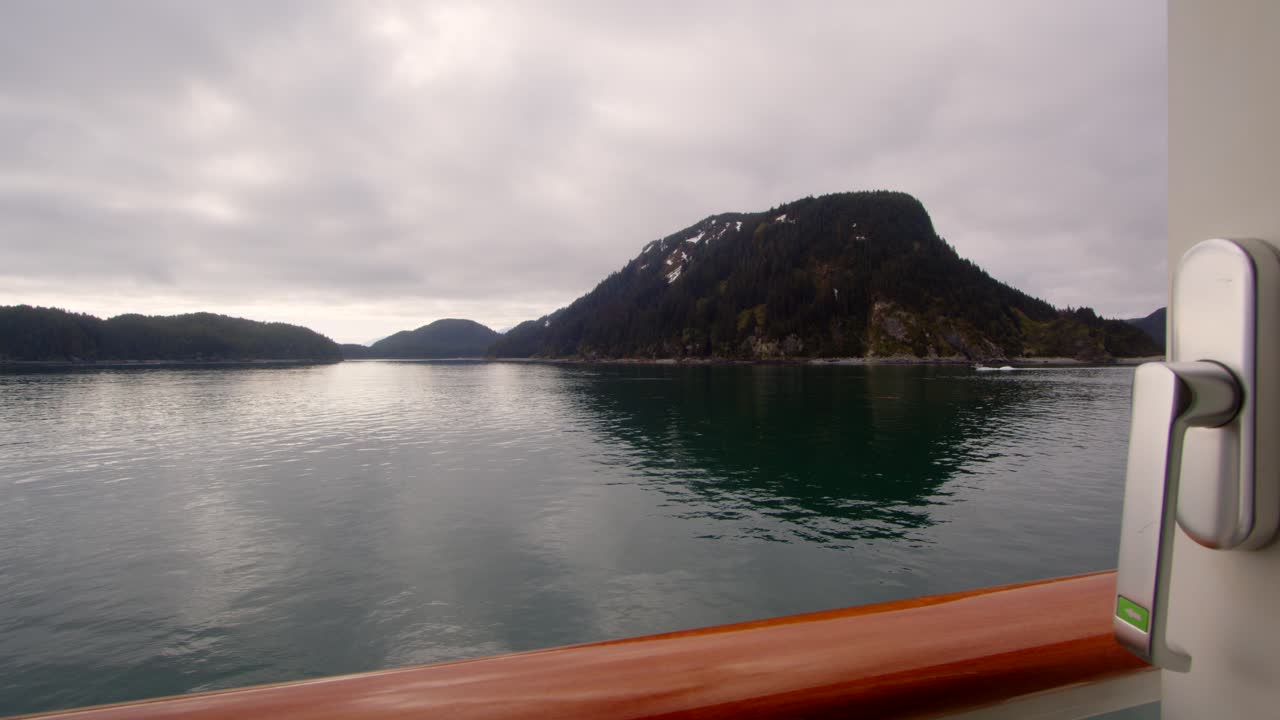 Alaska Außerküste, Glacier Bay Nationalpark, Aufnahme von einem Kreuzfahrtschiff der Glacier Bay mit vorbeifahrendem Boot