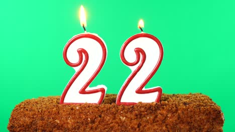 pastel con el número 22 vela encendida. llave de croma. pantalla verde. aislado