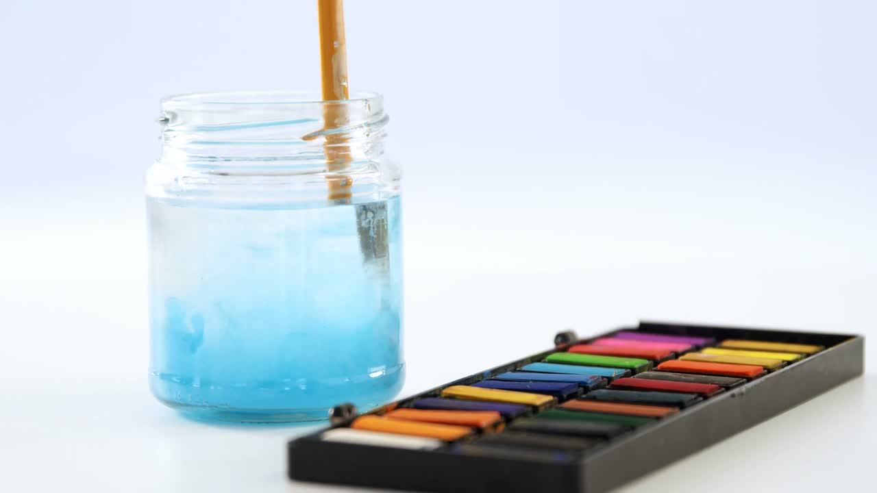 물 에 묻히는 페인트 브러시