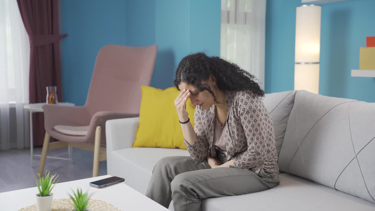 Giovane donna con la nausea