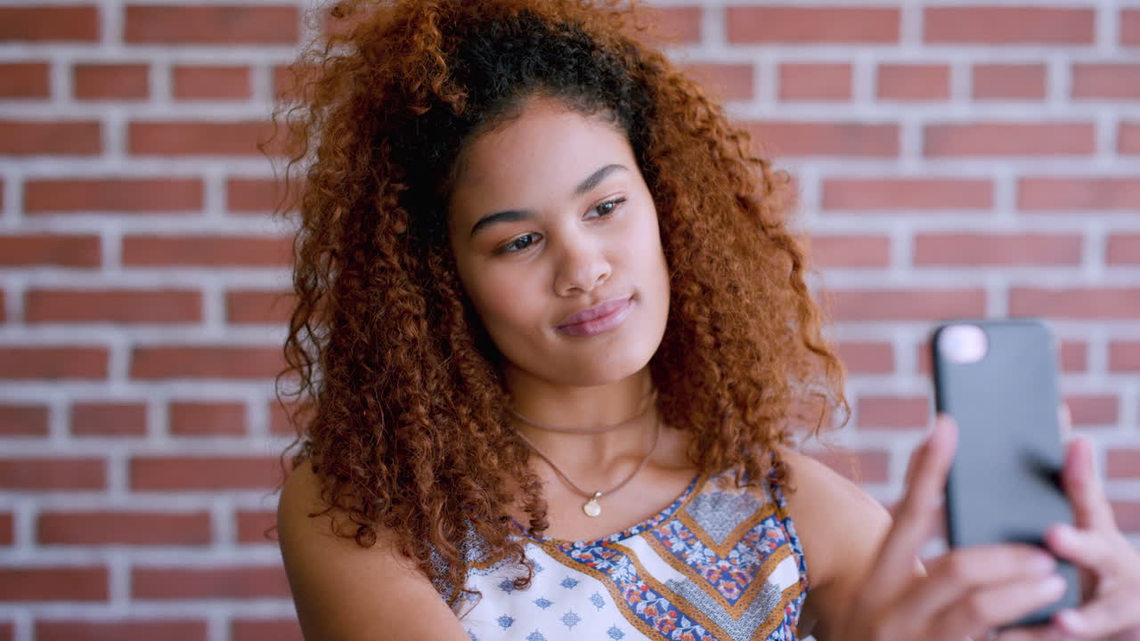 mujer, moda y selfie de teléfono en la pared de ladrillo