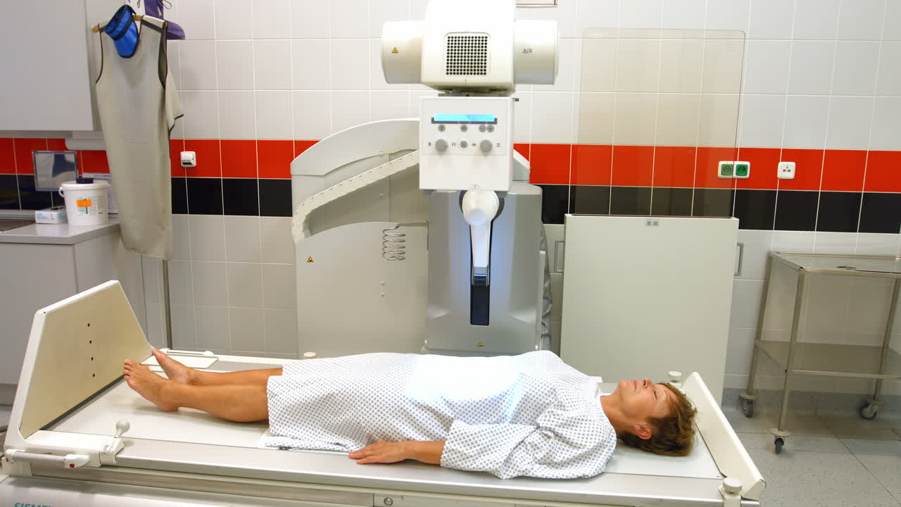 Una paziente donna sdraiata nella sala raggi X
