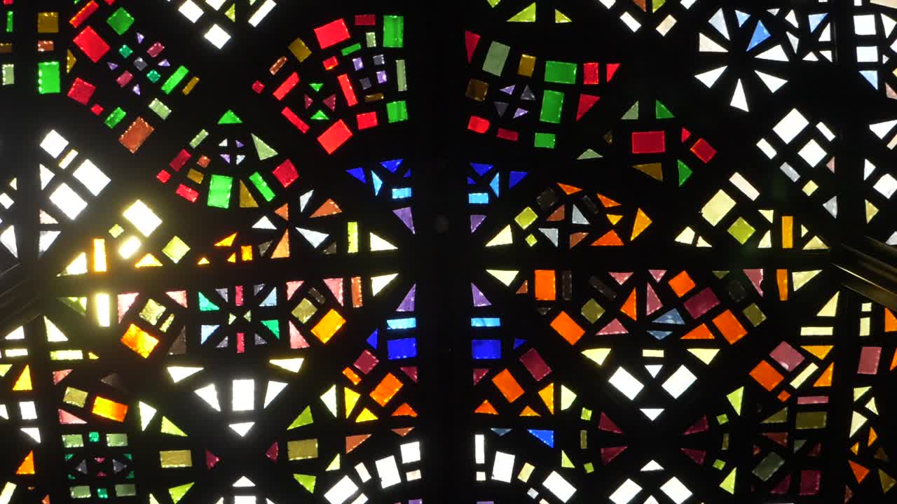 모자이크 유리 천장에 대한 느린 동작 촬영