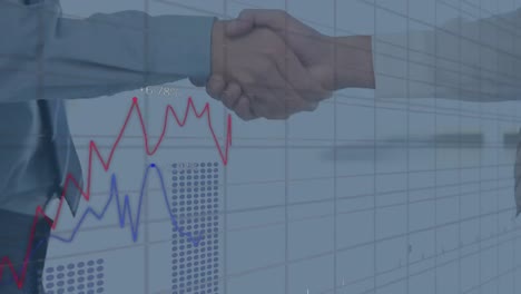 procesamiento de datos estadísticos a través de la red de red contra la sección media de dos hombres de negocios que se dan la mano