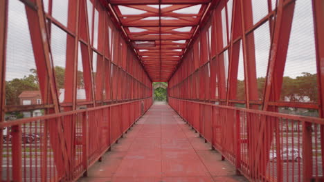 tiro de bloqueio em perspectiva da ponte de pedestres