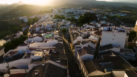 Vista-Panorámica-Del-Pueblo-De-Olvera-Durante-El-Amanecer-Con-Arquitectura-Encalada-En-Cádiz,-Andalucía,-España