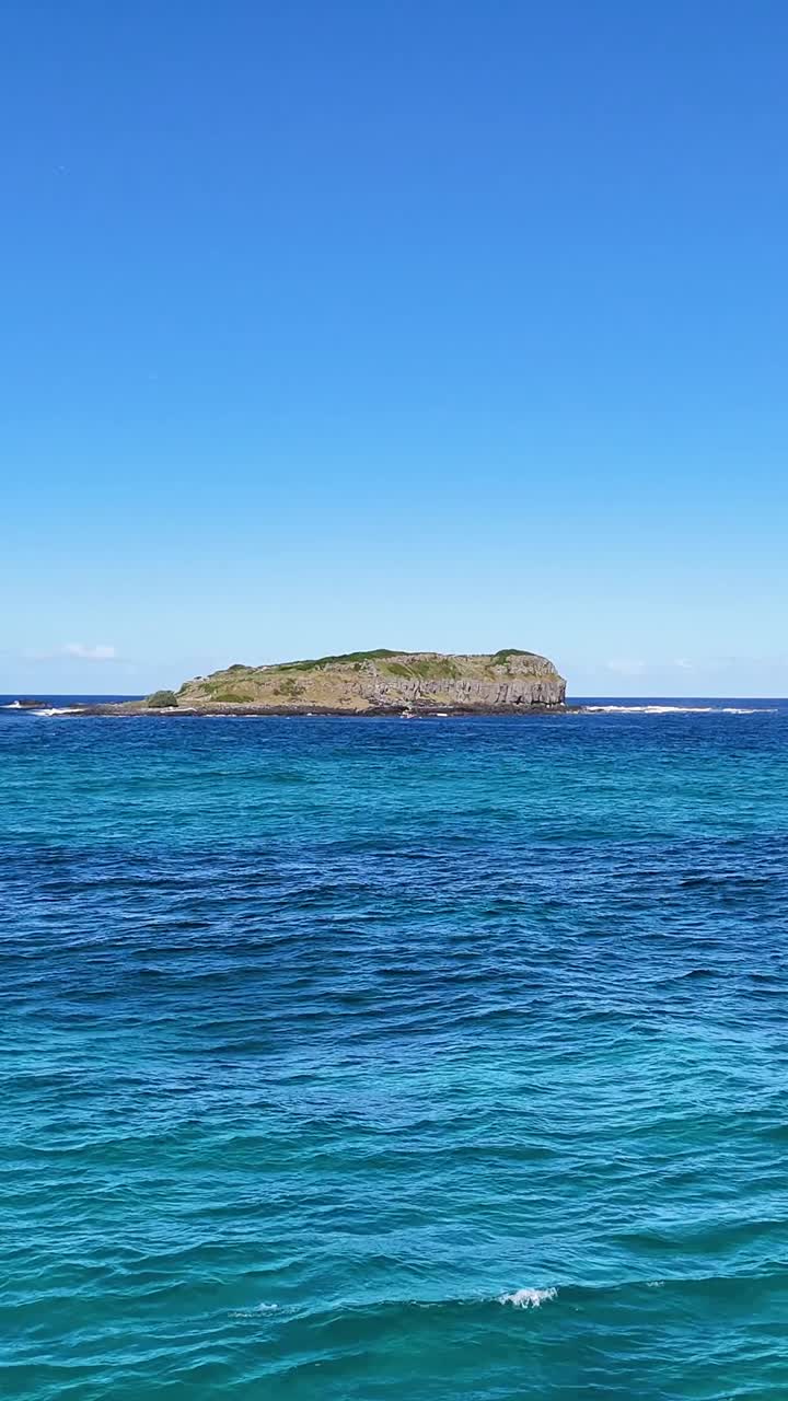 평온한 바다와 은 하늘 아래의 섬
