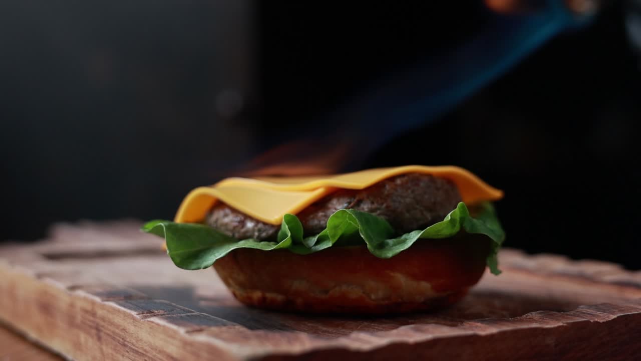 hamburguesa con queso en llamas