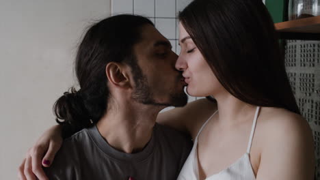 pareja enamorada en casa