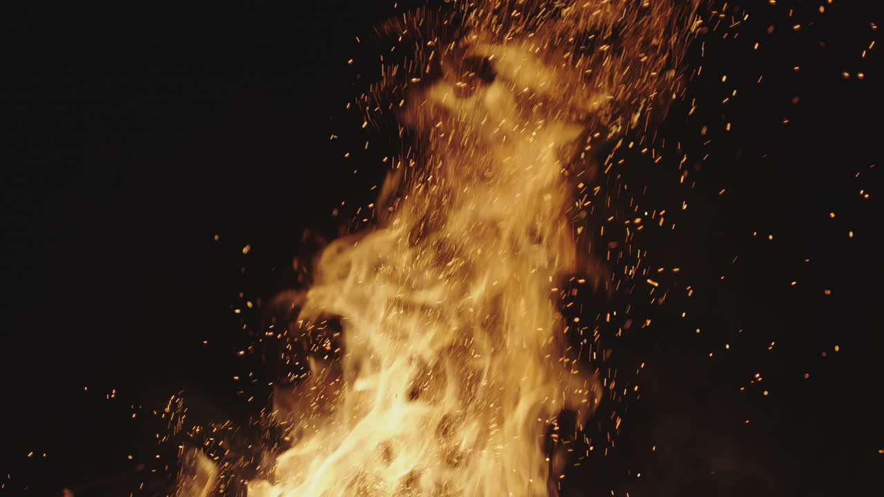 Fiamme e scintille nell'oscurità