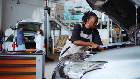 technician tightens car screws