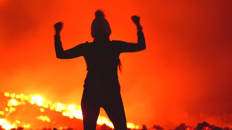 Mulher no vulcão Pacaya com lava