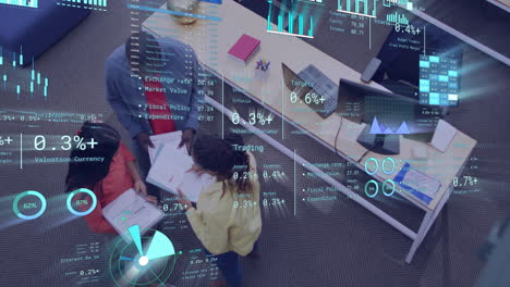 Animación-De-Diagramas-Y-Procesamiento-De-Datos-Sobre-Diversos-Colegas-Que-Discuten-El-Trabajo-En-La-Oficina