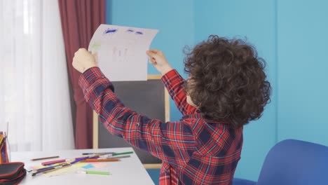 el niño dibuja un dibujo con lápices de color.