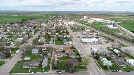 Die-Historische-Stadt-Wheatland-Wyoming-Im-Frühling-2021-Grünes-Gras-Nach-Schneeschmelze-Und-Regen