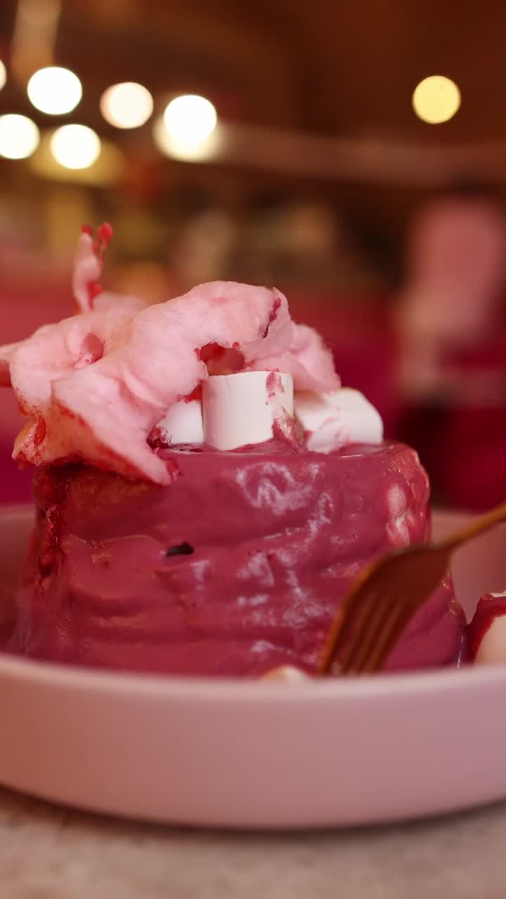 postre rosa con algodón de azúcar y malvaviscos