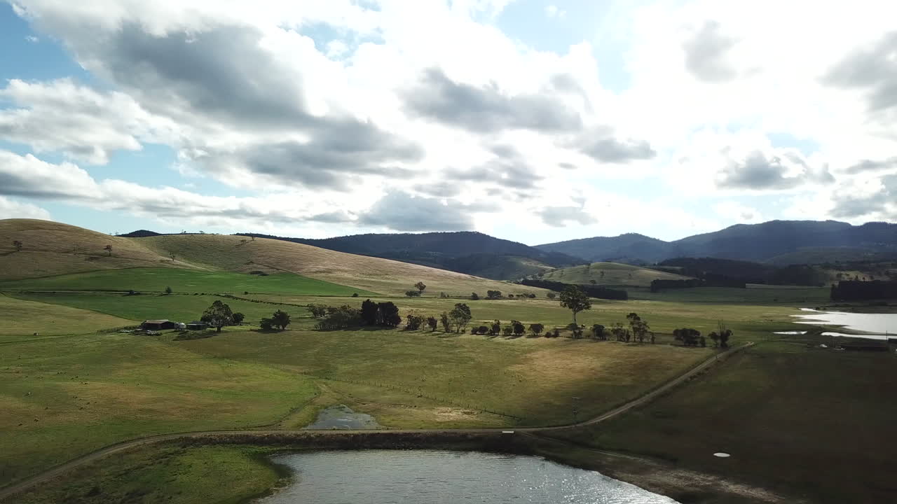 drone pan encima de la presa rural y la ladera en tasmania, australia