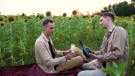 una pareja haciendo un picnic en un campo de girasoles.