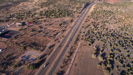 Vista-Aérea-Del-Tráfico-En-La-Autopista-Estatal-89a-De-Arizona-Usa-Entre-Prescott-Y-Flagstaff,-Disparo-De-Drones