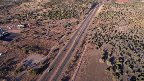 vista aérea del tráfico en la autopista estatal 89a de arizona, estados unidos, entre prescott y flagstaff, disparada por un dron.