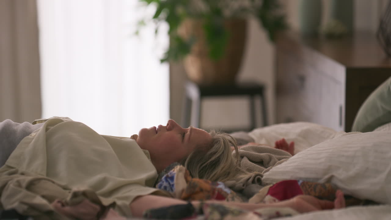 침대에 누워있는 여자