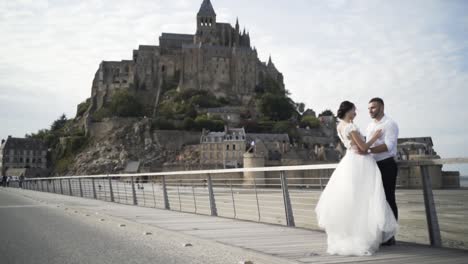 wedding couple in front of mount saint michel