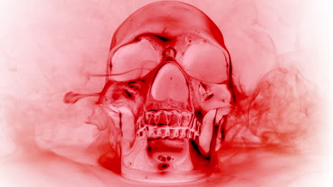 Blutroter-Glasschädel-Auf-Weißem-Hintergrund,-Rotierend-Mit-Rauch-Und-Nebel