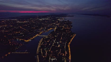 Temprano-En-La-Mañana-En-La-Oscura-Península-De-Zadar-Con-Luces-De-La-Ciudad-Encendidas,-Antena