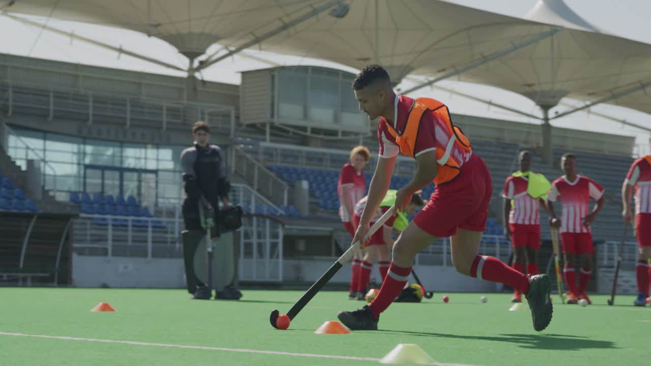 하키 선수 들 이 경기 전 에 준비 하고 있다