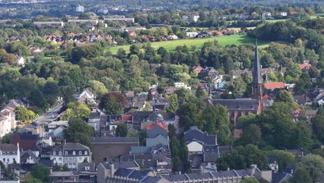 hermoso día cálido, municipio holandés de vaals, telón de fondo de aquisgrán, alemania