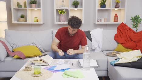 Fauler-Mann-Kündigt-Arbeit-Und-Spielt-Basketball-Mit-Papierkram.