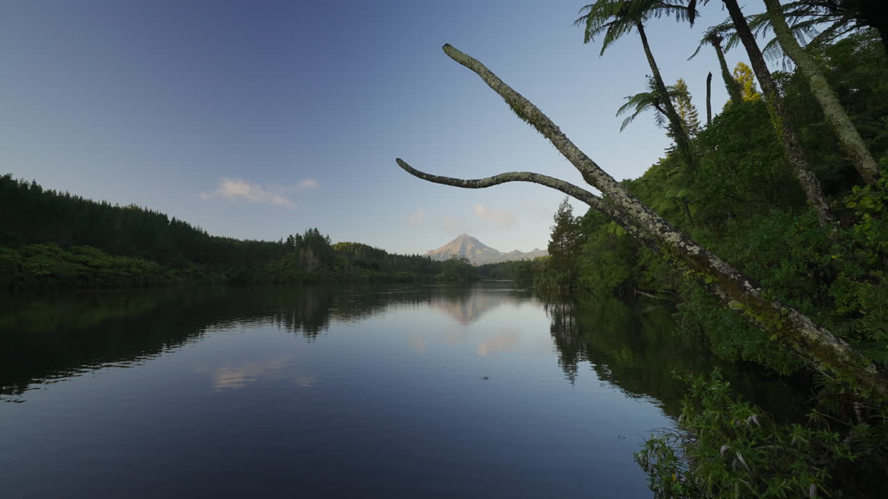 el tranquilo lago mangamahoe en nueva zelanda naturaleza intacta al amanecer