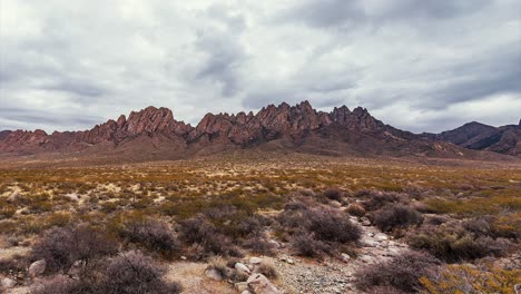 Majestätische-Landschaft-Zerklüfteter-Orgelberge-Bei-Bewölktem-Sonnenuntergang-In-New-Mexico,-Usa