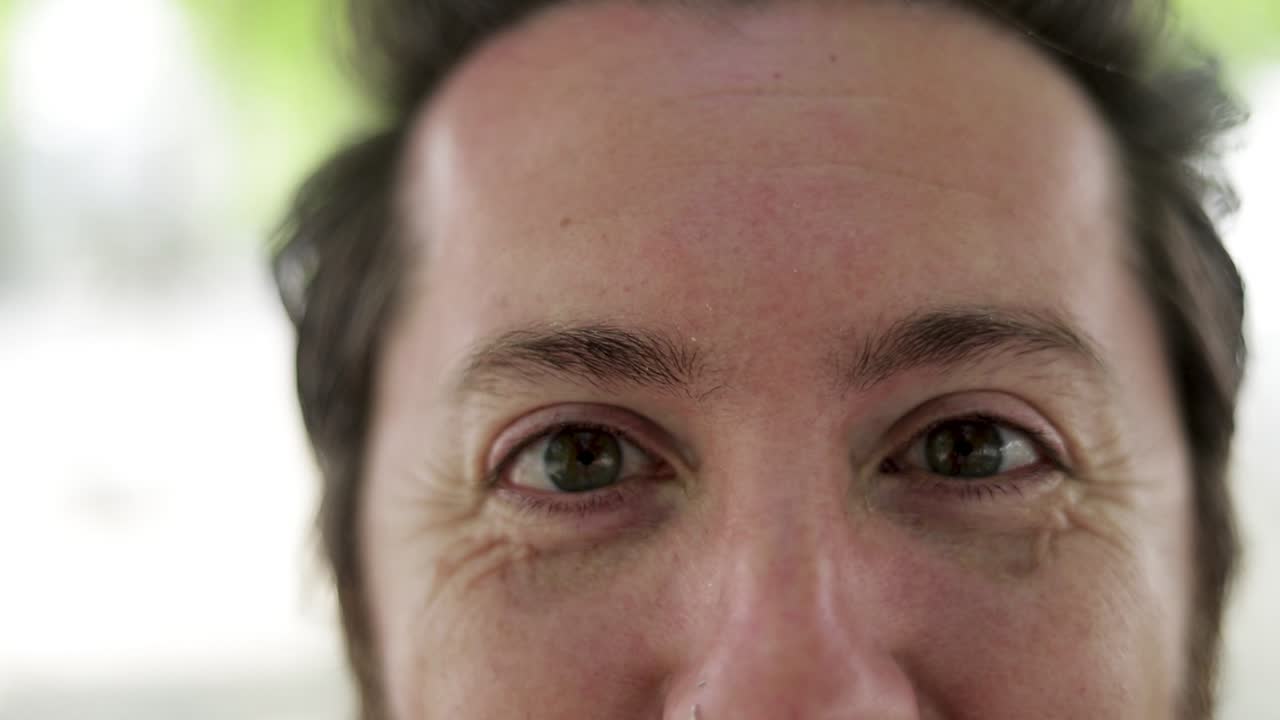 카메라에 미소 짓는 즐거운 중간 성인 남자