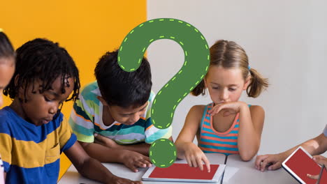 animación de un signo de interrogación verde sobre diversos escolares que utilizan tabletas en el aula