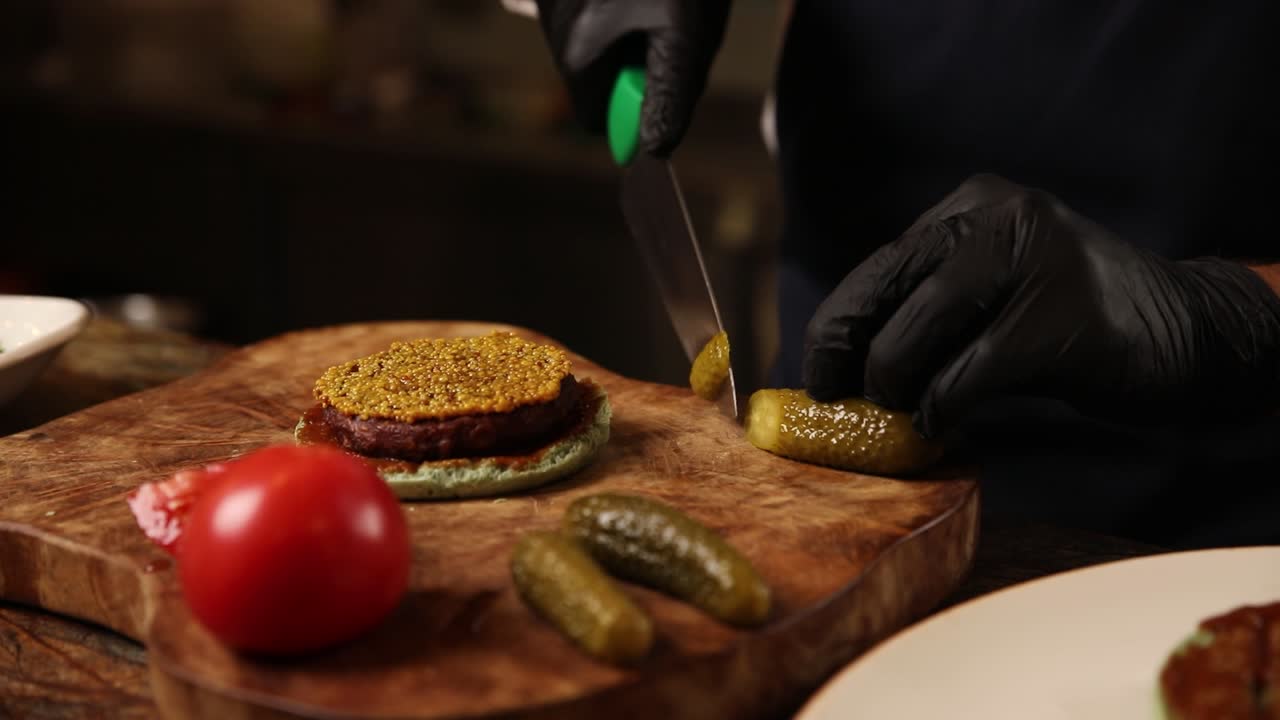 el chef está preparando una hamburguesa vegana.