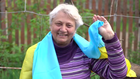 mujer anciana con la bandera de ucrania