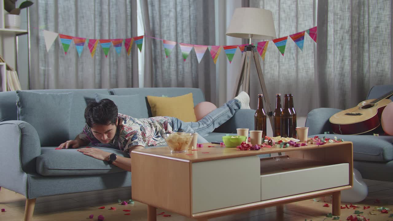 파티 후 소파에 쓰러진 남자