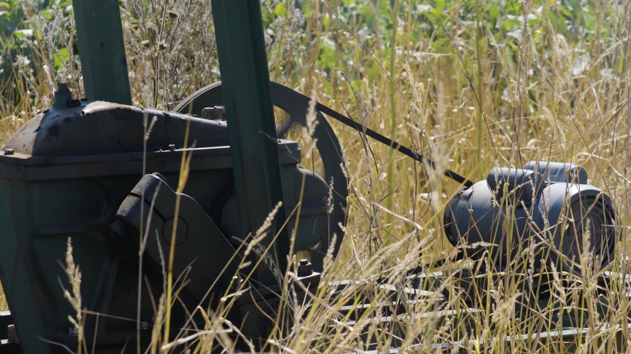 un gato de aceite anticuado continúa bombeando aceite en un campo agrícola rural cerca de casey ilinois en el medio oeste de américa