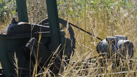 Un-Gato-De-Aceite-Anticuado-Continúa-Bombeando-Aceite-En-Un-Campo-Agrícola-Rural-Cerca-De-Casey-Ilinois-En-El-Medio-Oeste-De-América